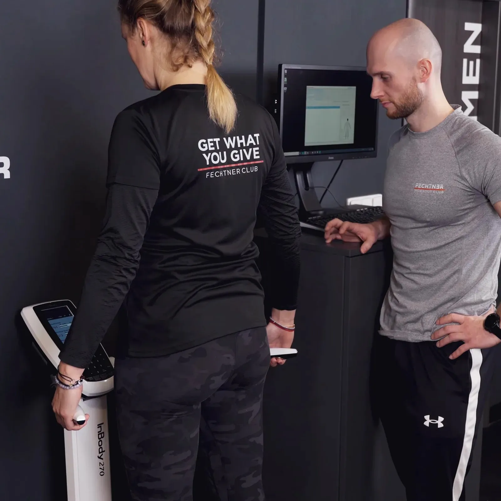 David Fechtner prochází s klientkou výsledky měření InBody