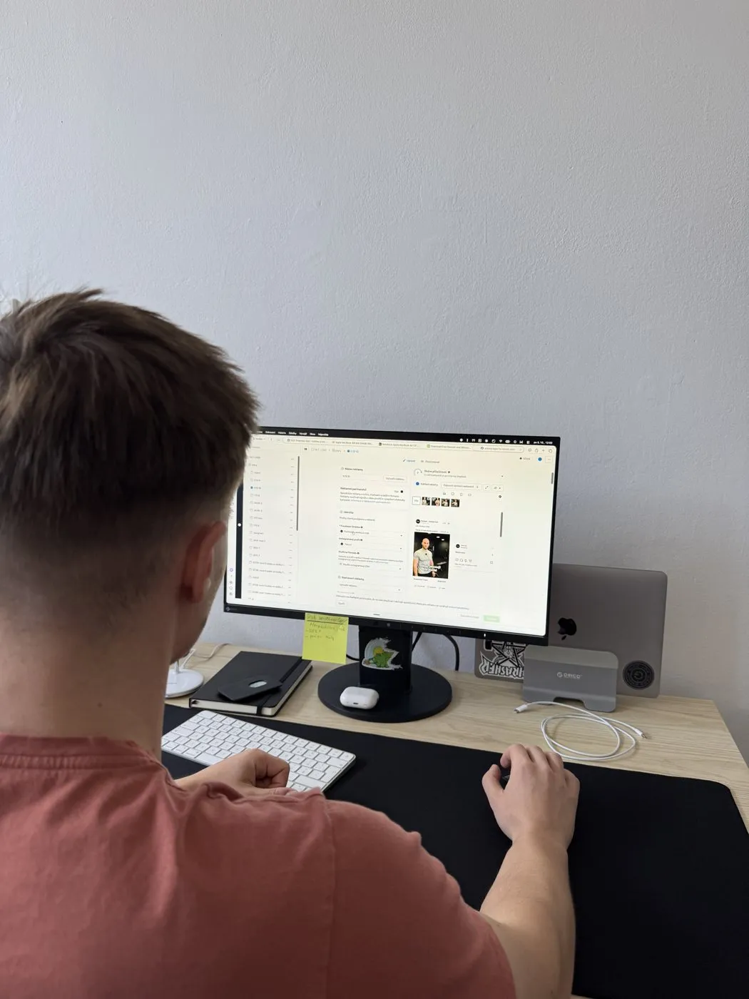 Kolega z GetClients nastavuje reklamu ve Správci reklam Meta