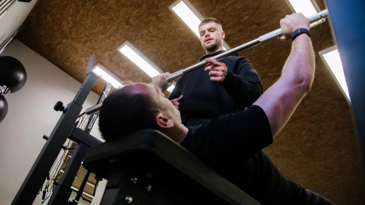 Marek Šíma jistí klienta při benchpressu v Džimu